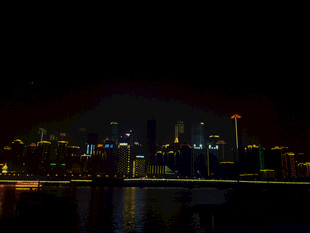 城市璀璨夜景倒映水面