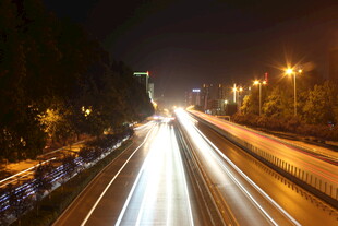 夜晚公路车流光影轨迹