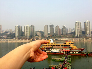 手托江上城市景观