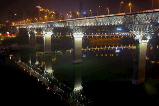重庆夜景中的璀璨桥梁