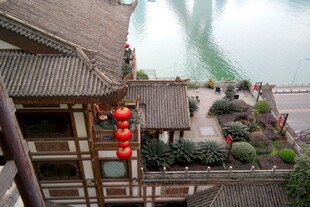 古楼临江景 红灯添古韵