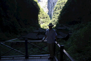 男子立于峡谷栈道赏景