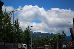 蓝天白云下的山林景致