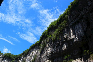 陡峭山壁与蓝天白云