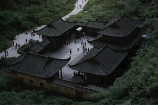 古雅山林中的中式建筑群