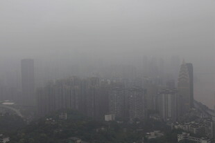 雾中城市高楼景观