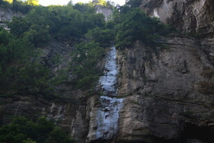 山间飞瀑景观