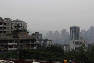 城市中老旧与现代建筑景观