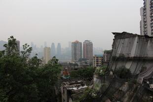 城市近景与远处高楼景观