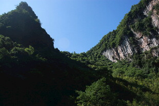 青山峻岭间的自然美景