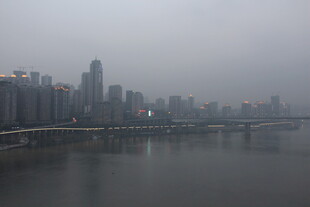 雾中城市江畔景观