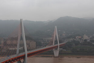 雾中跨江大桥风景