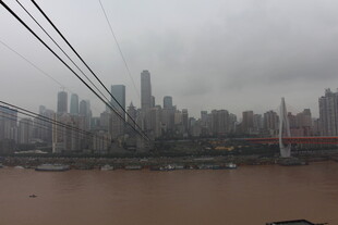 雾中都市江景