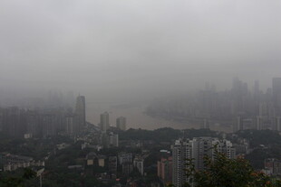 雾中都市景观