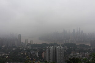 雾中都市景观