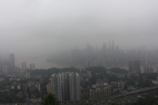 雾中都市景观
