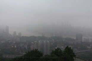 雾中城市景观