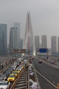 城市高架桥上车流与建筑景观