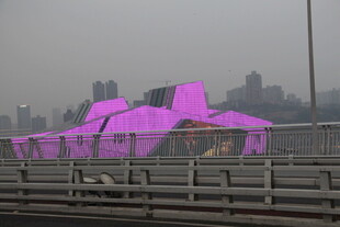 桥上紫色飘带装饰景观