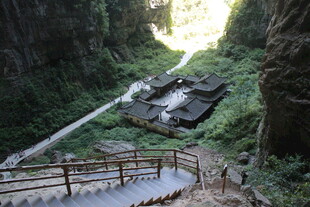 山间栈道旁的秀丽瀑布景观