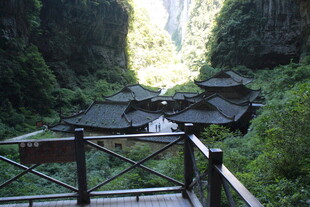 山间古建隐于葱郁绿意中