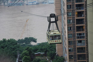 城市江景中的高空缆车