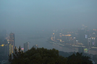 雾中城市夜景俯瞰