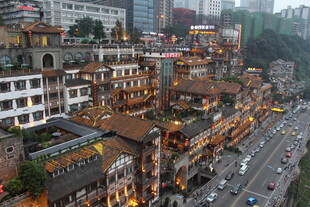 山城街巷与车流景观