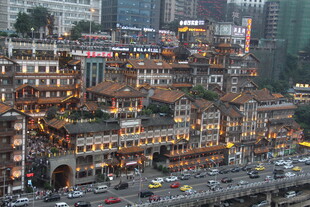 城市繁华街景与古建筑