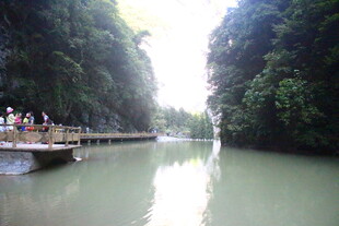 山水间的栈道美景