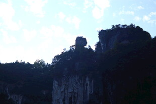 峻峭山峰剪影