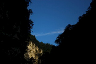 峡谷蓝天景色