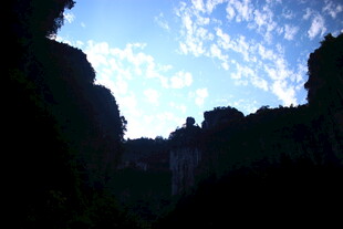 山间蓝天剪影