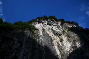 陡峭山壁景色