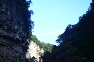 峡谷风光 峭壁绿树蓝天