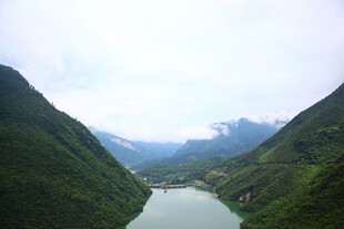山间河谷美景