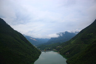 山间湖泊美景