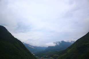 山间云雾缭绕的秀丽景致