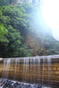 山间瀑布流水 绿意盎然