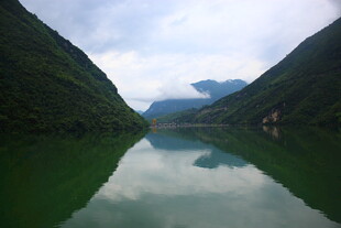 青山绿水间的静谧湖景