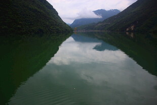 宁静峡湾中的碧绿湖水