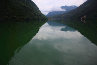 宁静山水间的碧绿湖水