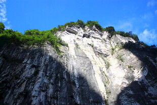 陡峭山峰 绿意点缀蓝天