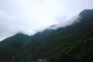 云雾缭绕的翠绿山峦