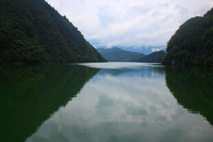 青山绿水间的静谧湖泊