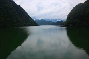 宁静山水间的澄澈湖泊