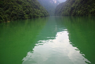 碧绿江水映两岸青山