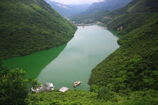 青山环抱的碧绿河谷美景