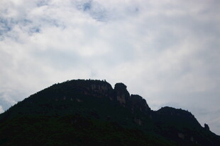 云雾缭绕的巍峨山峰
