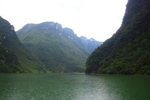 青山绿水间的秀丽湖景